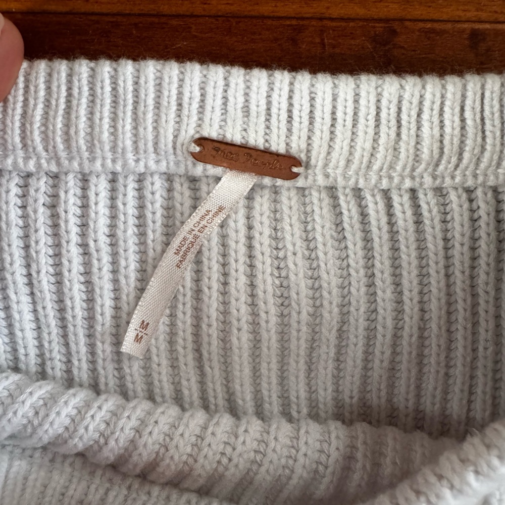 Free People cropped sweater size M excellent condition